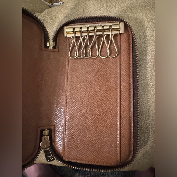 AUTHENTIC Louis Vuitton Monogram Key Cles Case with all 6 hooks present - Picture 6 of 11